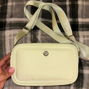 Lululemon crossbody camera bag, Kholrabi green